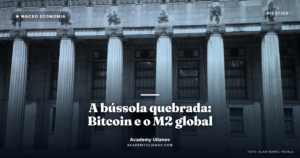 Academy Ulianov — A bússola quebrada: o Bitcoin e o M2 global · Foto: Alan Wang / Pexels